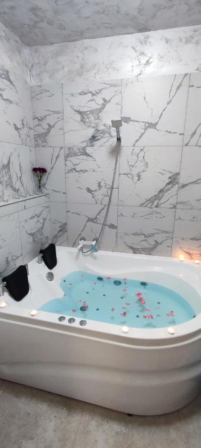 Jacuzzi Belle View Sinaia-Free Parking Appartement Buitenkant foto
